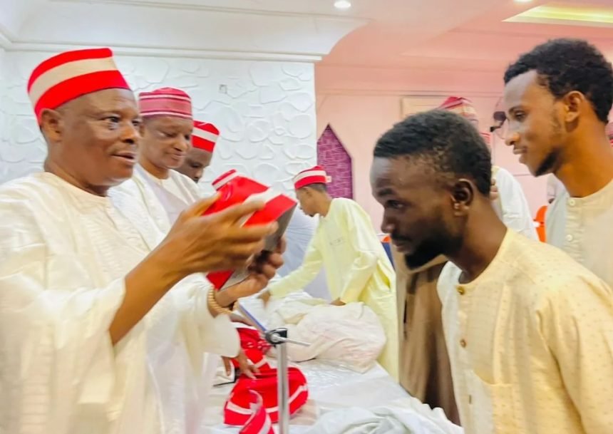 Kwankwaso-welcoming-defected-APC-members-860x609