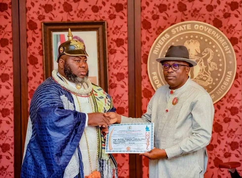 Image of Gov. presenting Chieftaincy certificte to Asari Dokubo